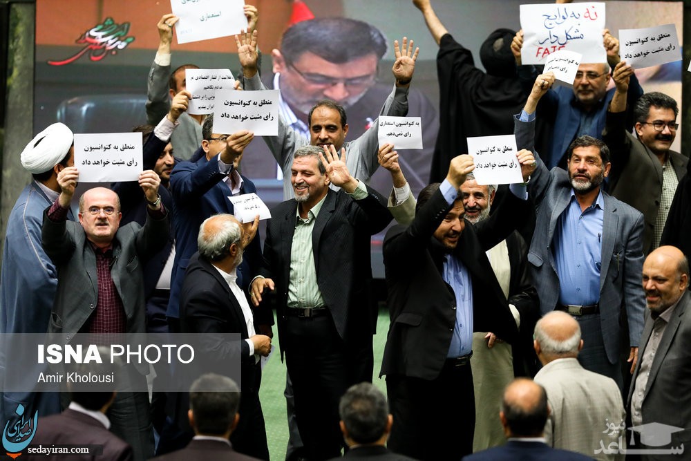 (عکس) پلاکاردهای جنجالی نمایندگان مجلس درباره لایحه FATF