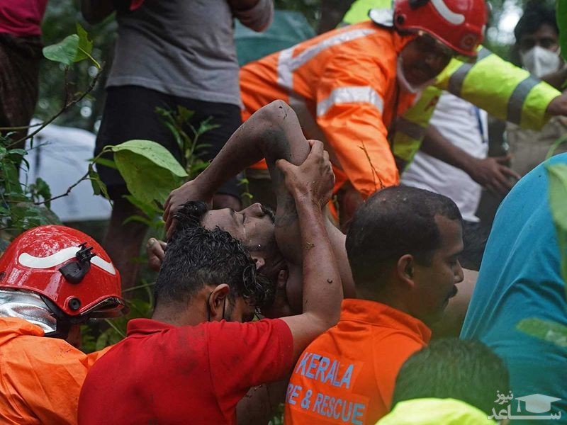 بیرون کشیدن جنازه یک شهروند از سیلاب در کرالا هند/ خبرگزاری فرانسه