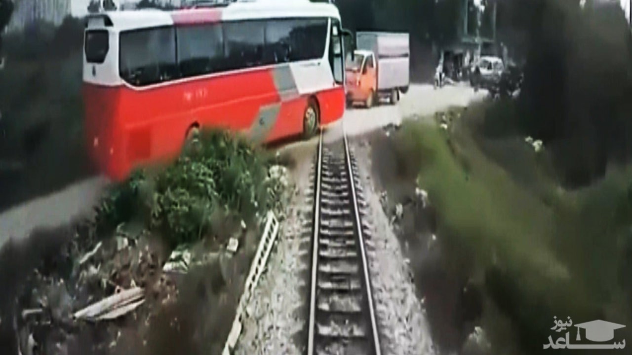 (فیلم) تصادف وحشتناک قطار با اتوبوس دانش آموزان