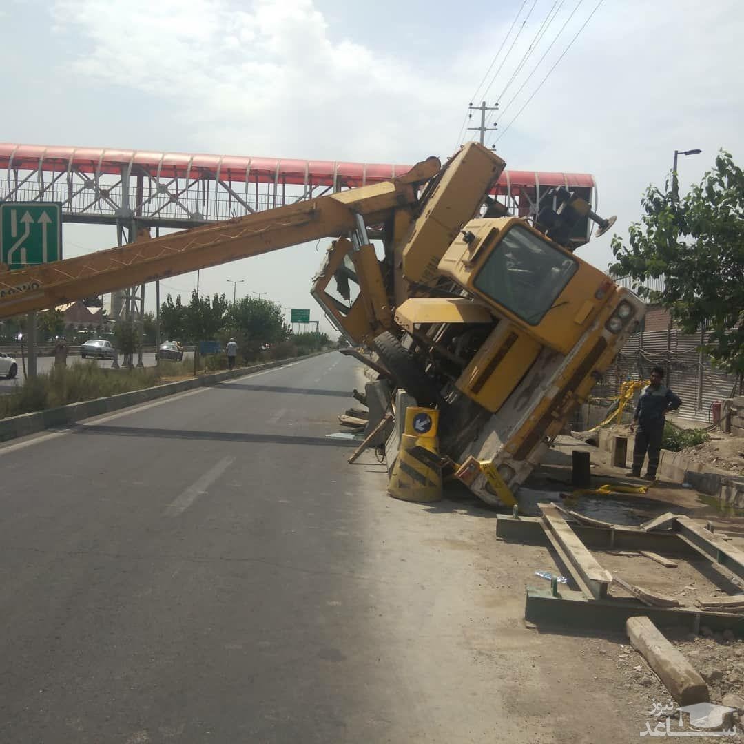 (فیلم) منهدم شدن جرثقیل غول آسا حین حمل بار