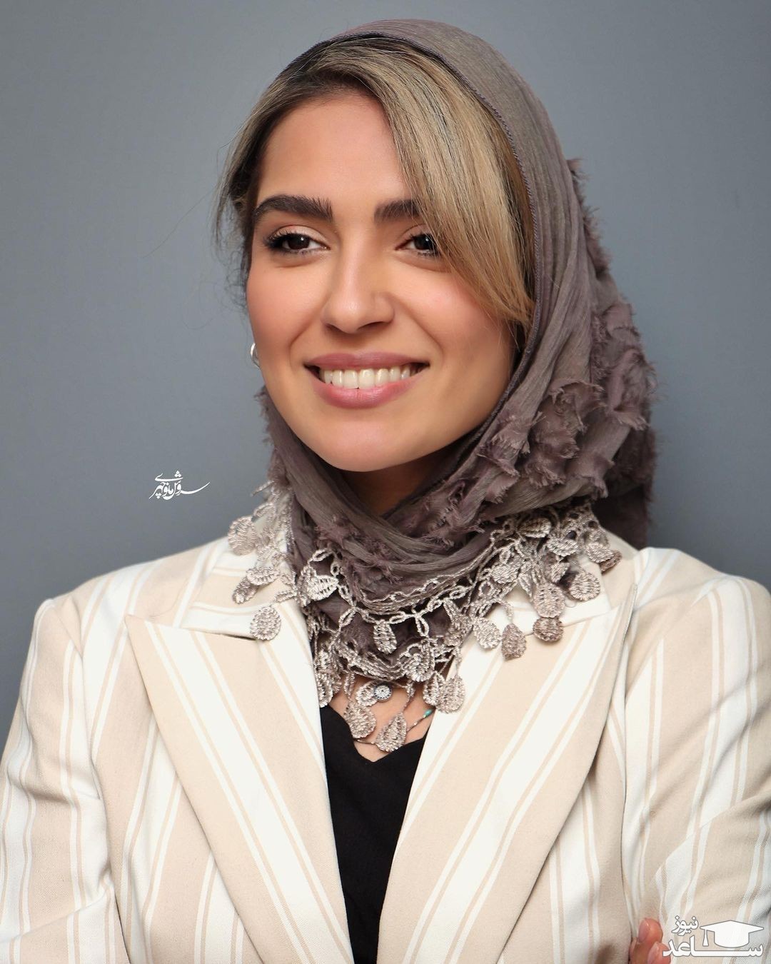 حجاب متفاوت و سنتی طور مونا کرمی با کلاه عجیب و غریبش غوغایی شد!