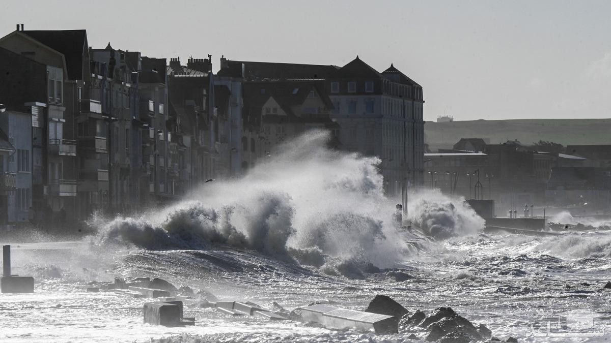 (تصاویر) طوفان سقف سالن کنسرت را تکه تکه کرد و برد