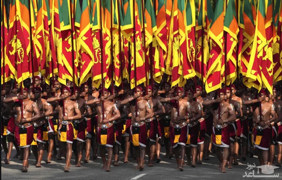 سربازان ارتش سریلانکا در لباس سنتی در رژه روز استقلال این کشور در شهر کلمبو/ آسوشیتدپرس