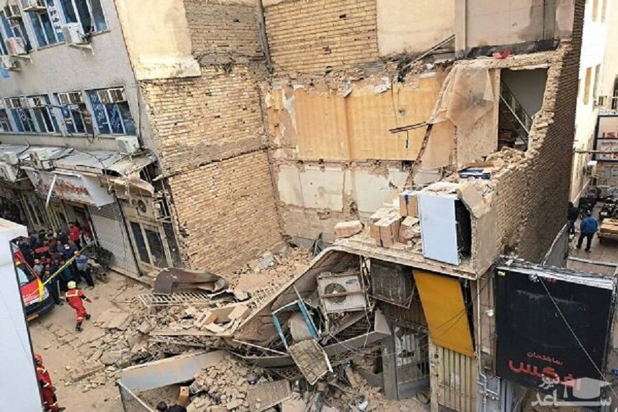 ریزش ساختمان دو طبقه در خیابان ملت تهران/ 3 نفر زیر آوار محبوس شدند +فیلم