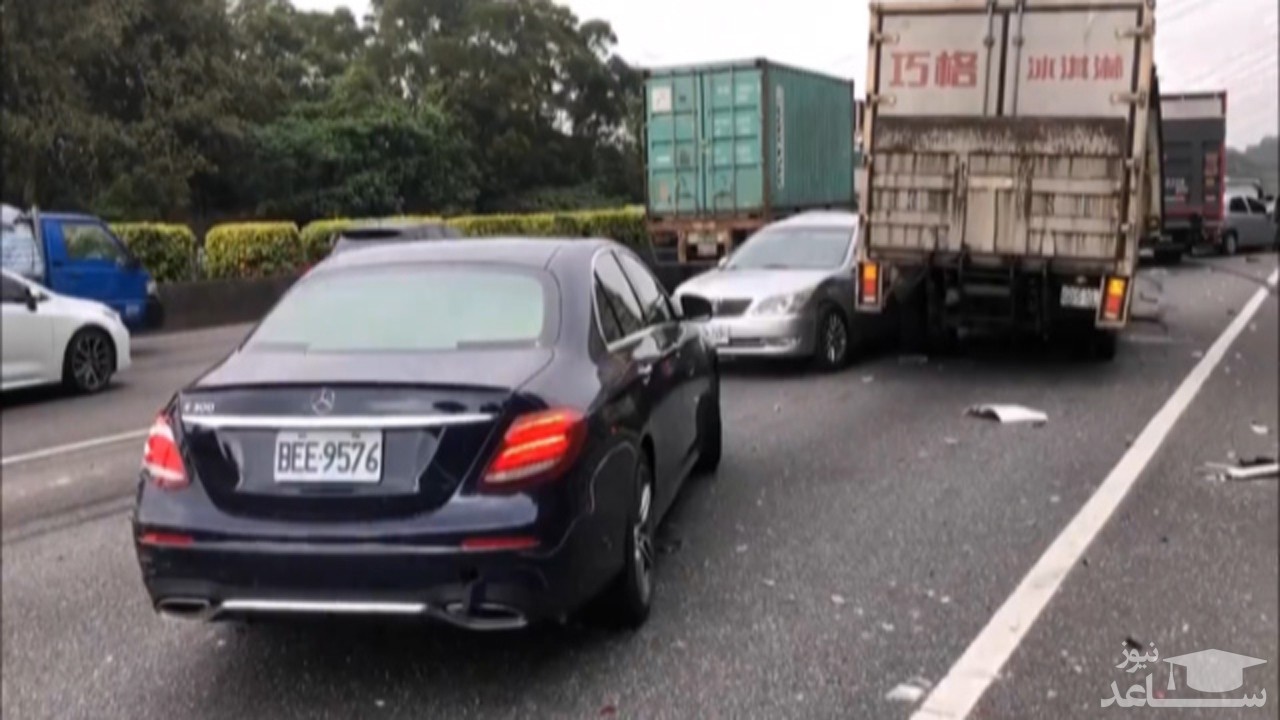 (فیلم) تصادف وحشتناک سه کامیون با پنج خودروی سواری در بزرگراه