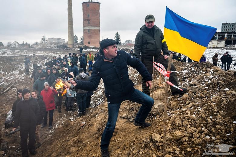 شهروندان اوکراینی در حال تمرین استفاده از "کوکتل مولوتف" برای دفاع از شهر "ژیتومیر" اوکراین در برابر حمله نیروهای روسیه/ رویترز