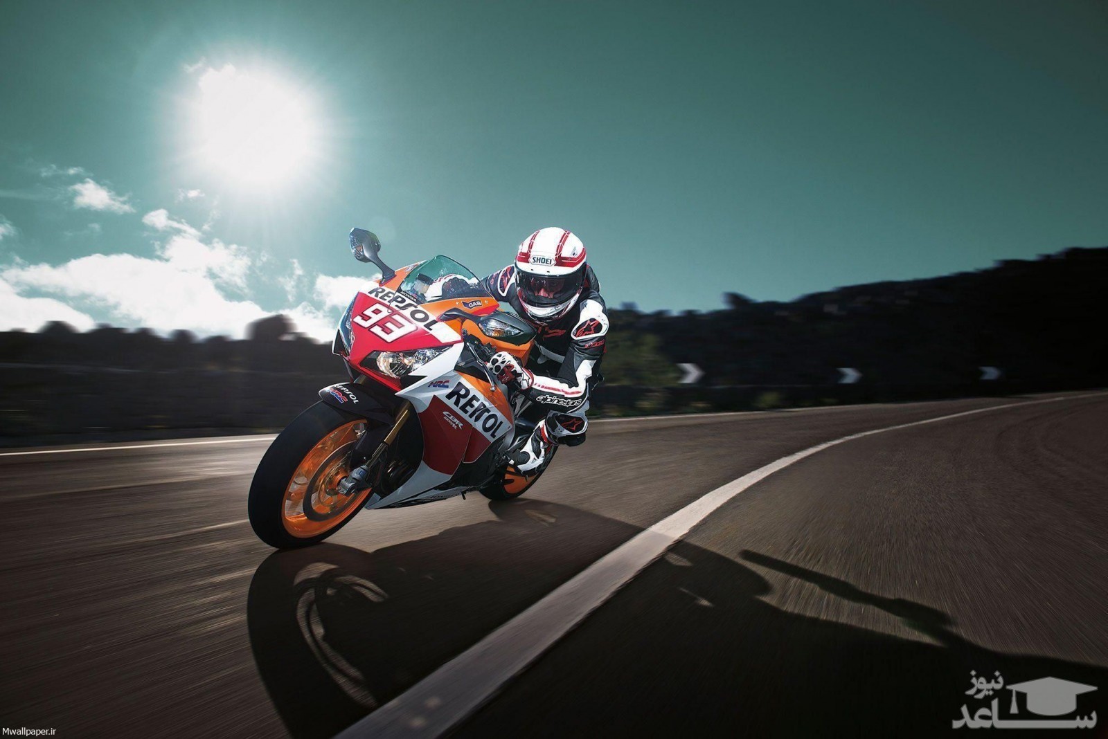 (فیلم) لحظه هولناک زیر گرفتن موتورسوار توسط اتوبوس و نجات معجزه آسای او