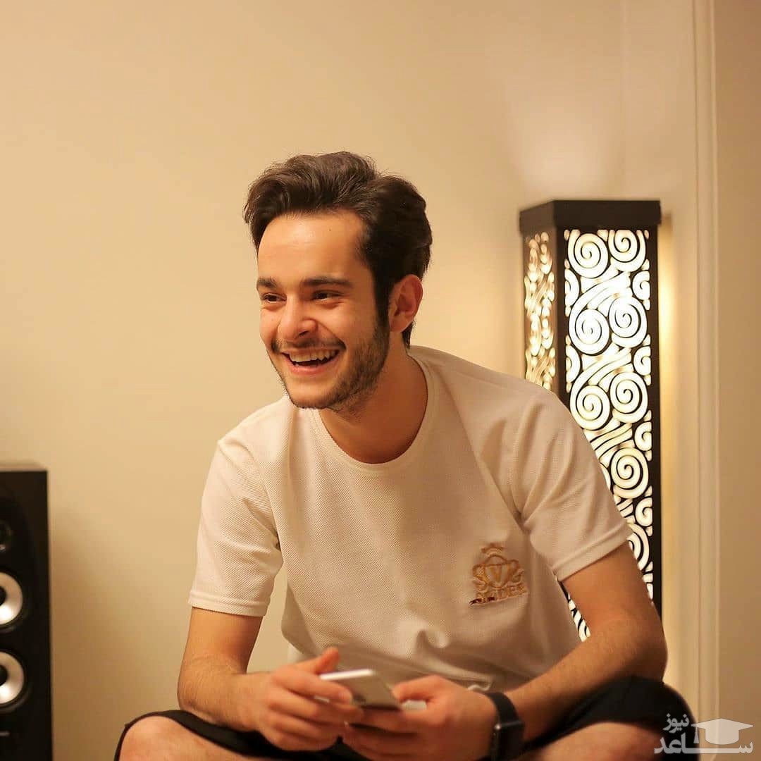 سلفی  بامزه اکبر عبدی و بازیگر جوان