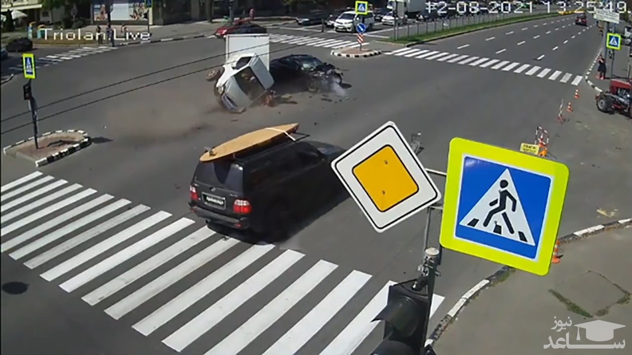 (فیلم) تصادف کامیونت با سواری در تقاطع 