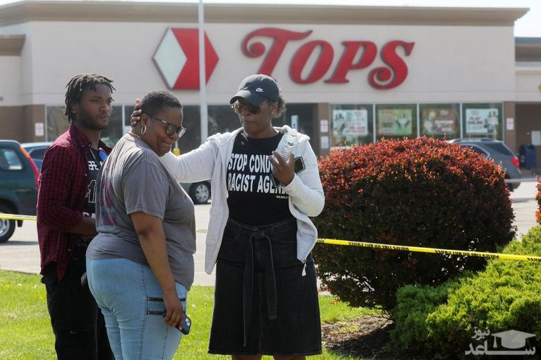 تیراندازی مرگبار در یک سوپر مارکت در شهر "بوفالو" ایالت نیویورک آمریکا. در این تیراندازی یک جوان نژادپرست 18 ساله، 10 شهروند را که 8 تن از آنها سیاه پوست بودند، کشت./ رویترز