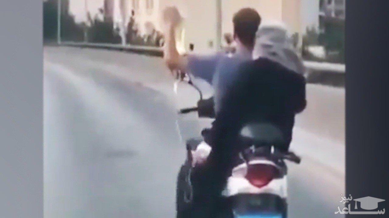 (فیلم) حرکت عجیب موتورسواری که زنی بیمار را حمل می کرد!