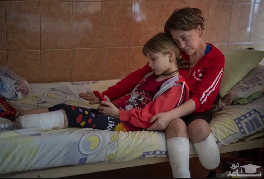 یک مادر و دختر مجروح جنگی قطع عضو در بیمارستانی در شهر "لویو" در غرب اوکراین/ آسوشیتدپرس