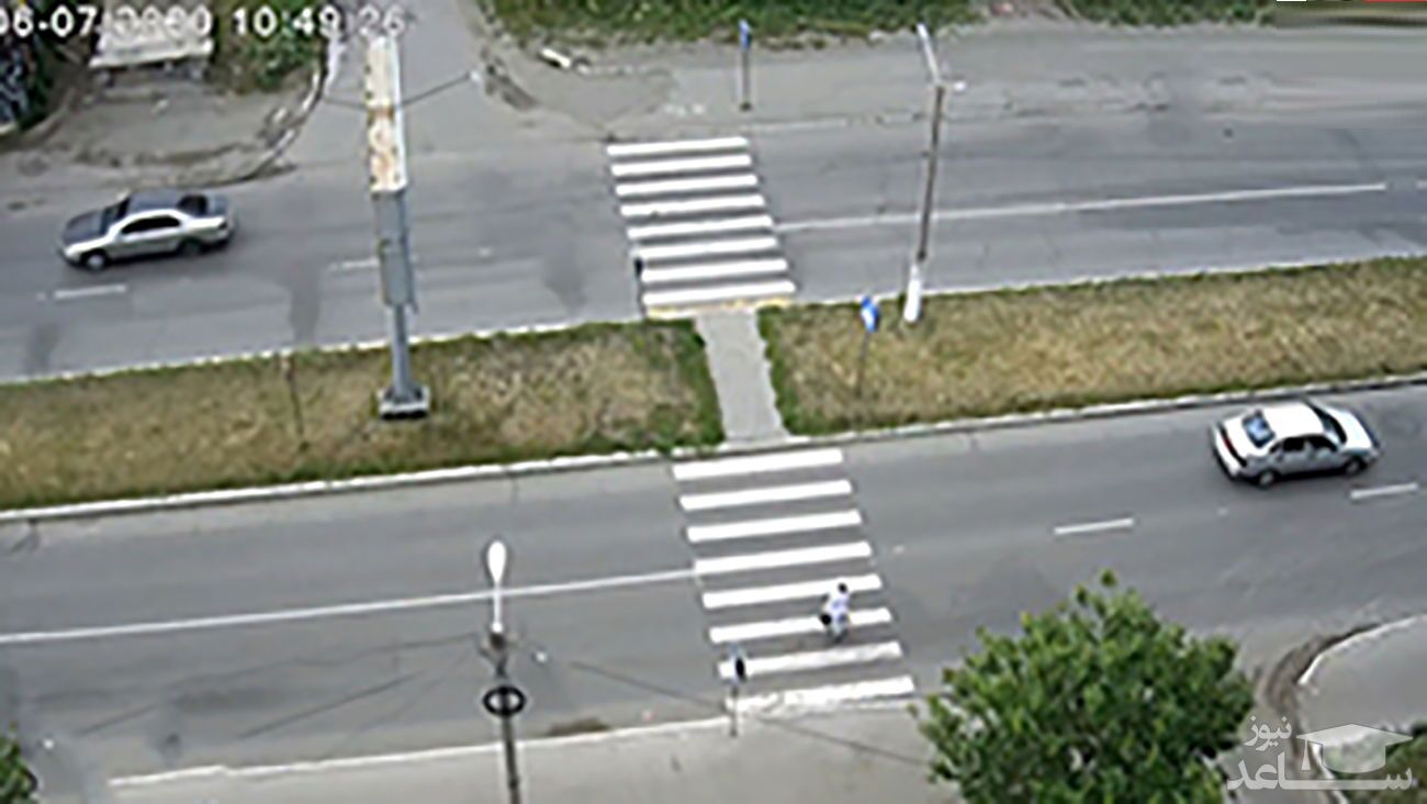 (فیلم) تصادف وحشتناک یک خودرو با عابر پیاده وسط خیابان