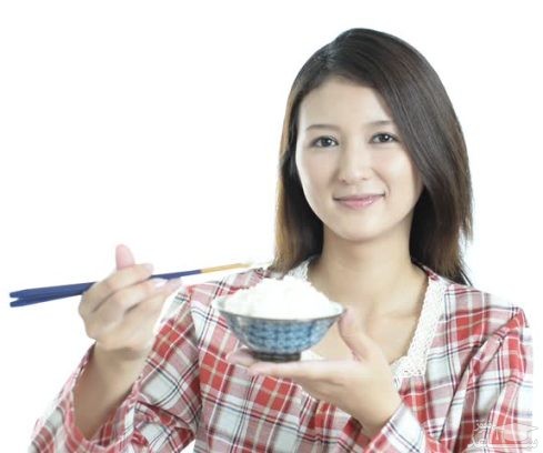 خانمی درحال خوردن برنج