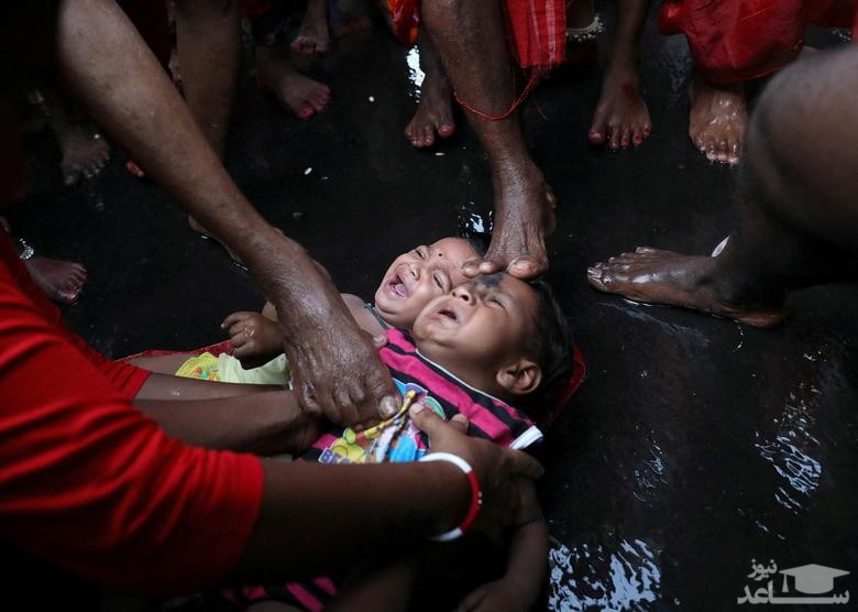 برکت دادن به نوزادان در مراسم آیینی هندوها در در کلکته/ رویترز