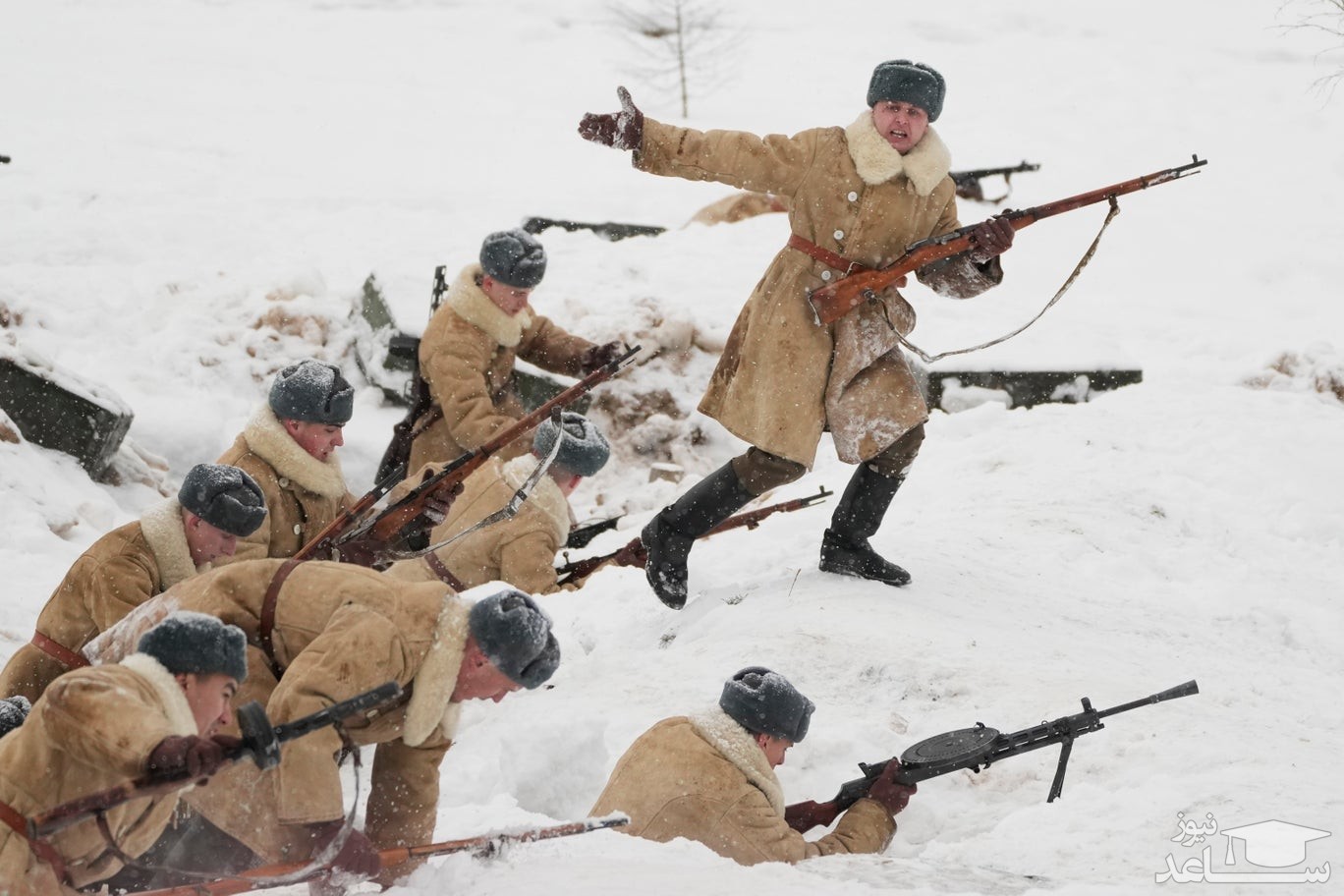 سربازان روسی با لباس فرم ارتش سرخ شوروی در دوران جنگ دوم جهانی در هشتادمین سالگرد نبرد مسکو صحنه نبرد را بازسازی کرده اند./ آسوشیتدپرس