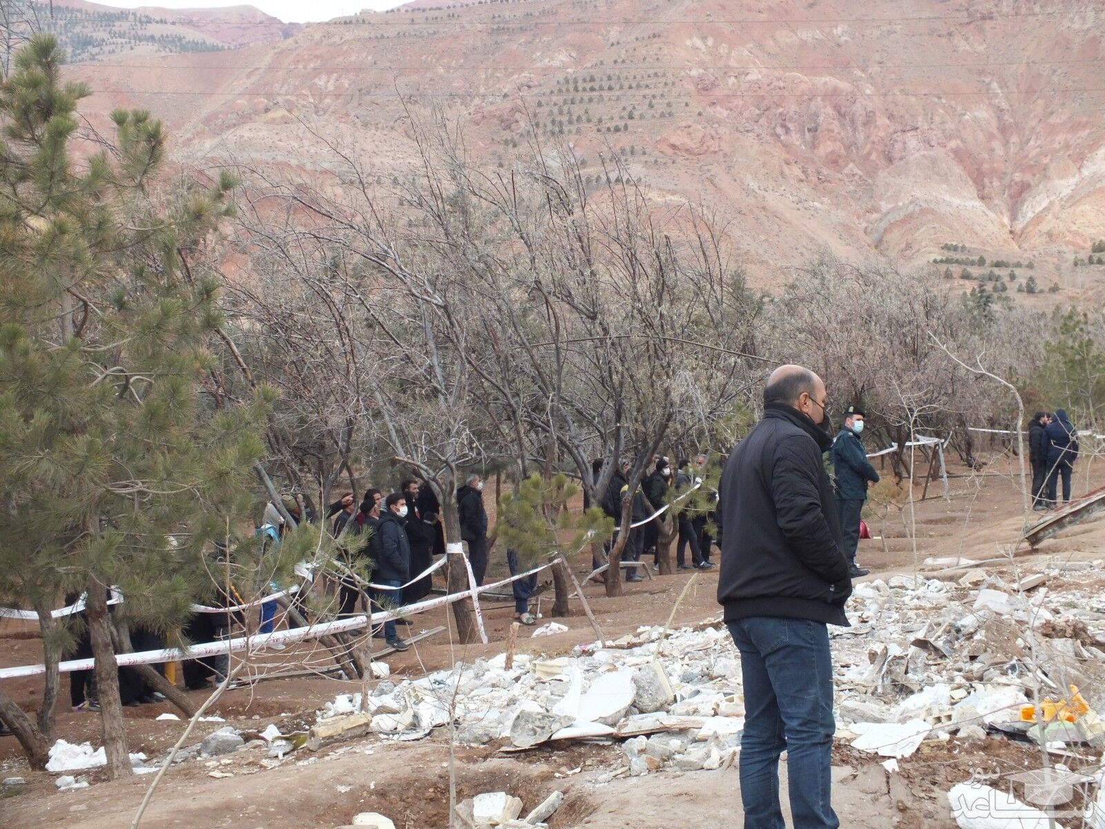 تماشای غم انگیز اهالی به ساختمان منفجر شده