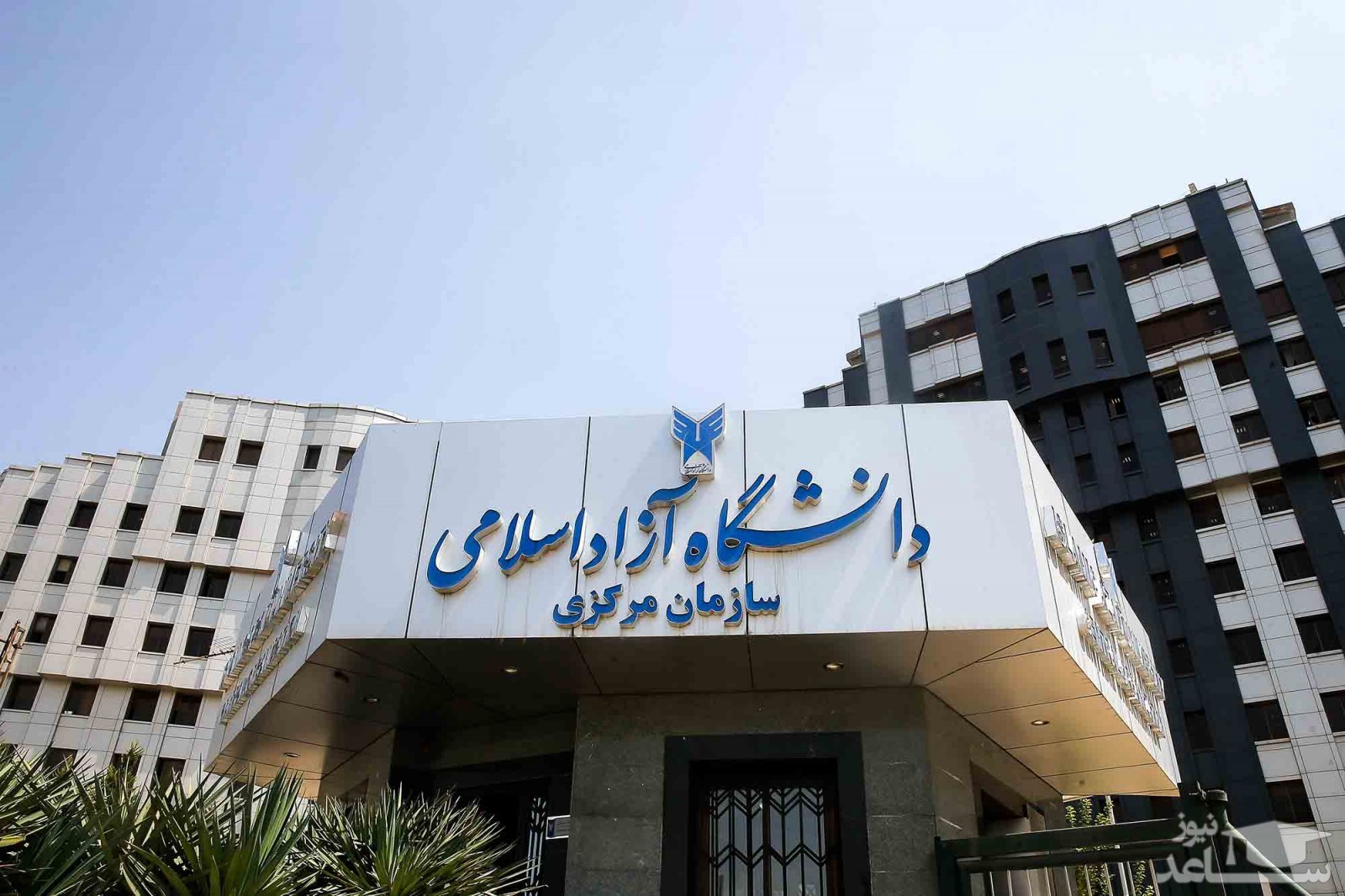 اولین تصاویر ورود فرد اسلحه به دست به دانشگاه آزاد در تهران