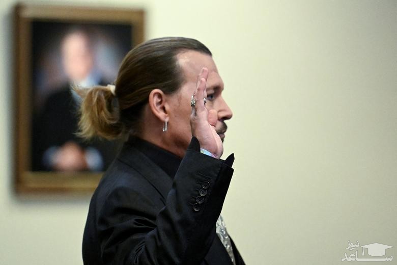 "جانی دپ" هنرپیشه مشهور هالیوود در حال ادای سوگند در دادگاهی که به شکایت همسر سابقش از او تشکیل شده است./POOL