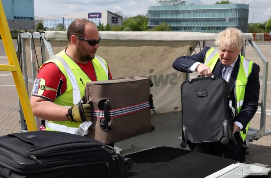 "بوریس جانسون" نخست وزیر انگلیس، در آخرین روز تبلیغات انتخاباتی قبل از انتخابات محلی، در حال بار زدن چمدان هایش در فرودگاه شهر "ساوثمپتون" انگلیس/ خبرگزاری فرانسه