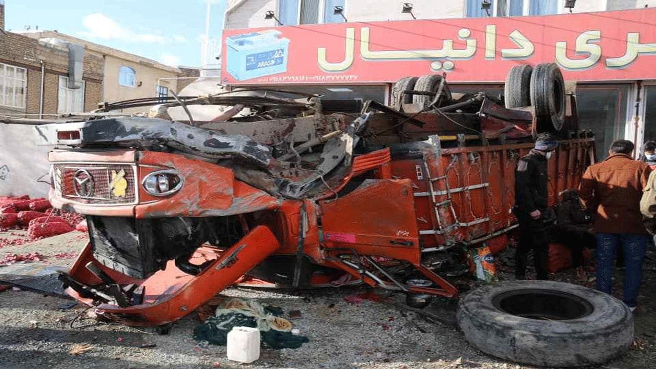(فیلم) لحظه وحشتناک واژگونی کامیون در بلوار دکتر حسینی سنندج
