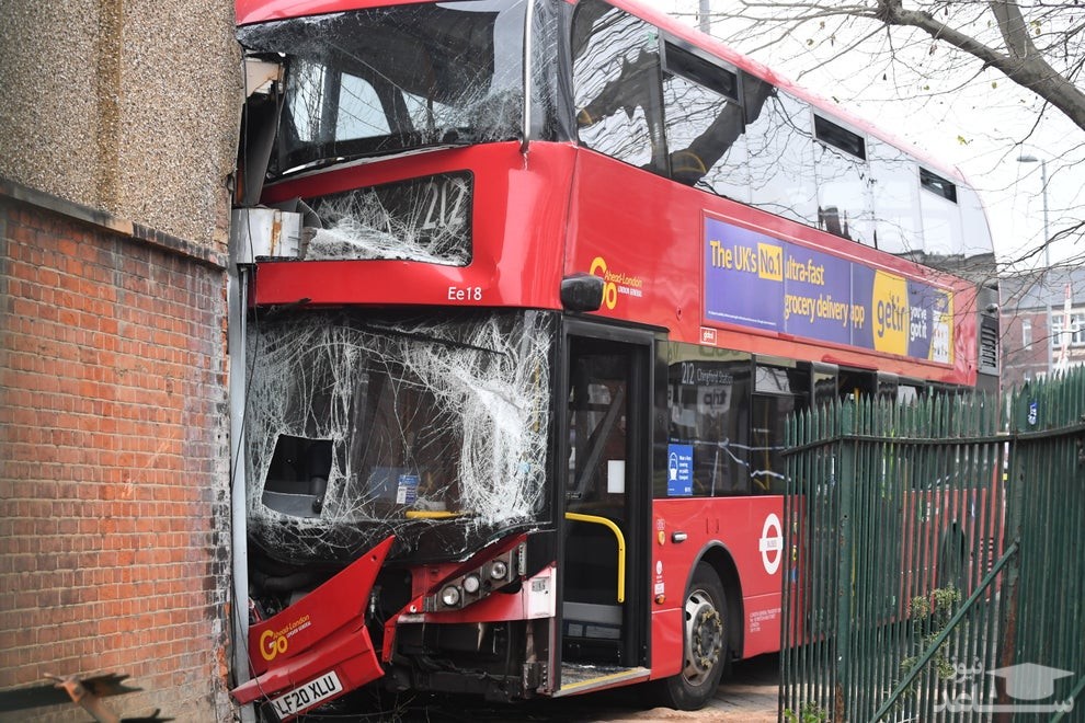برخورد اتوبوس با ساختمانی در محله "پارک هایمز" در شرق لندن. 5 مصدوم این حادثه به بیمارستان منتقل شدند./ PA