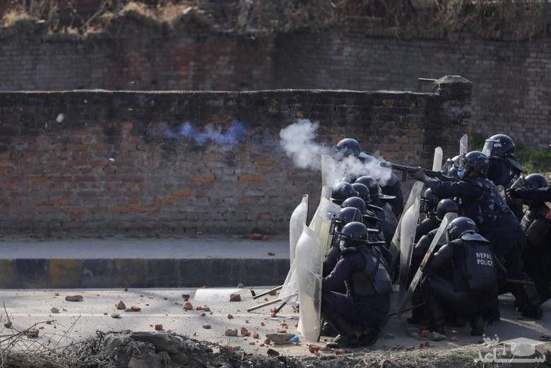 پلیس نپال در حال پرتاب گاز اشک آور به سمت معترضان 