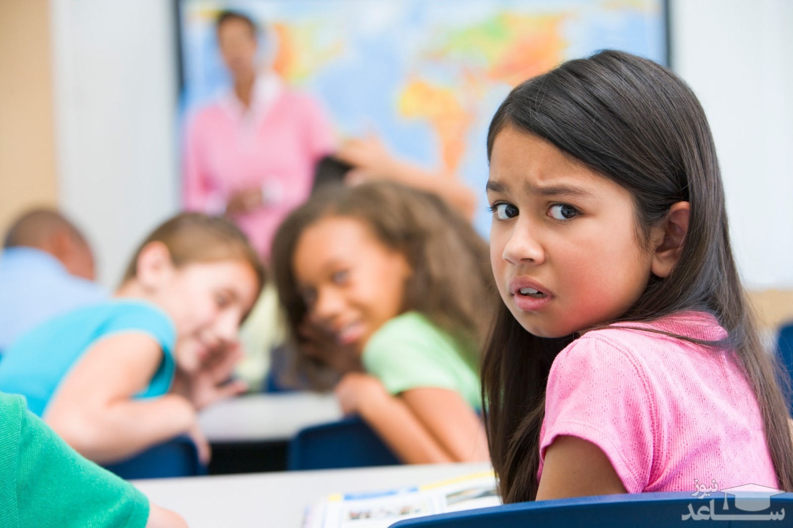کودک ناراحت در کلاس درس