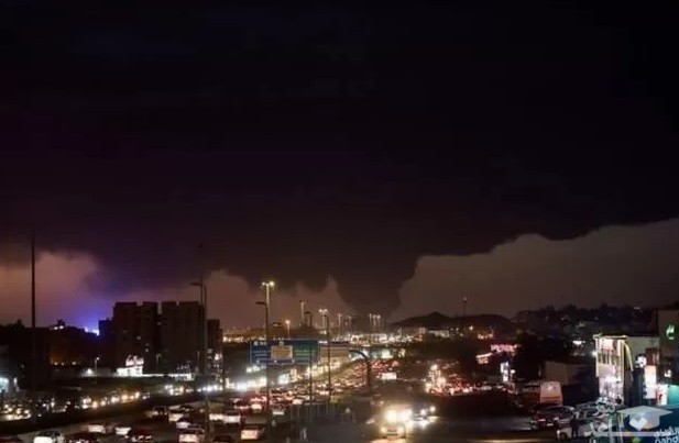 دود ناشی از حمله هوایی حوثی های یمن (انصارالله) به پالایشگاه راس التنوره در جنوب عربستان سعودی