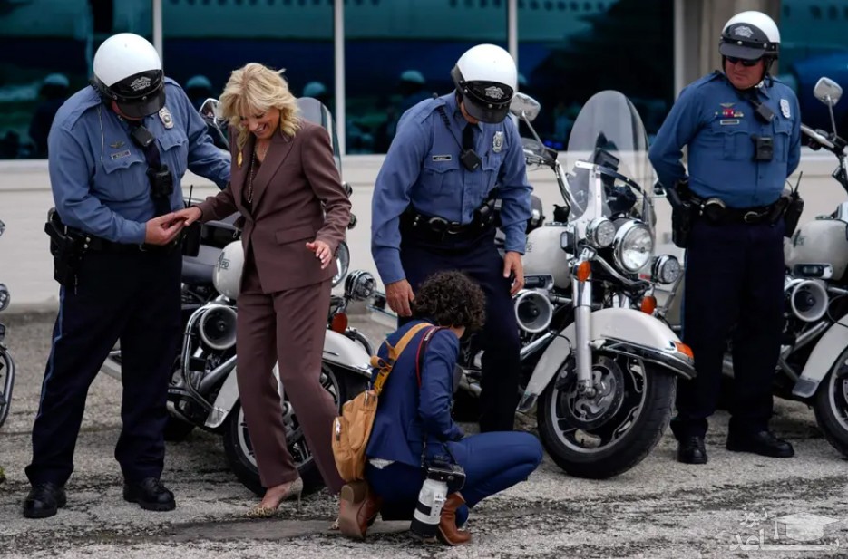 افتادن پاشنه کفش "جیل بایدن" بانوی اول آمریکا در فرودگاه شهر کانزاس سیتی آمریکا
