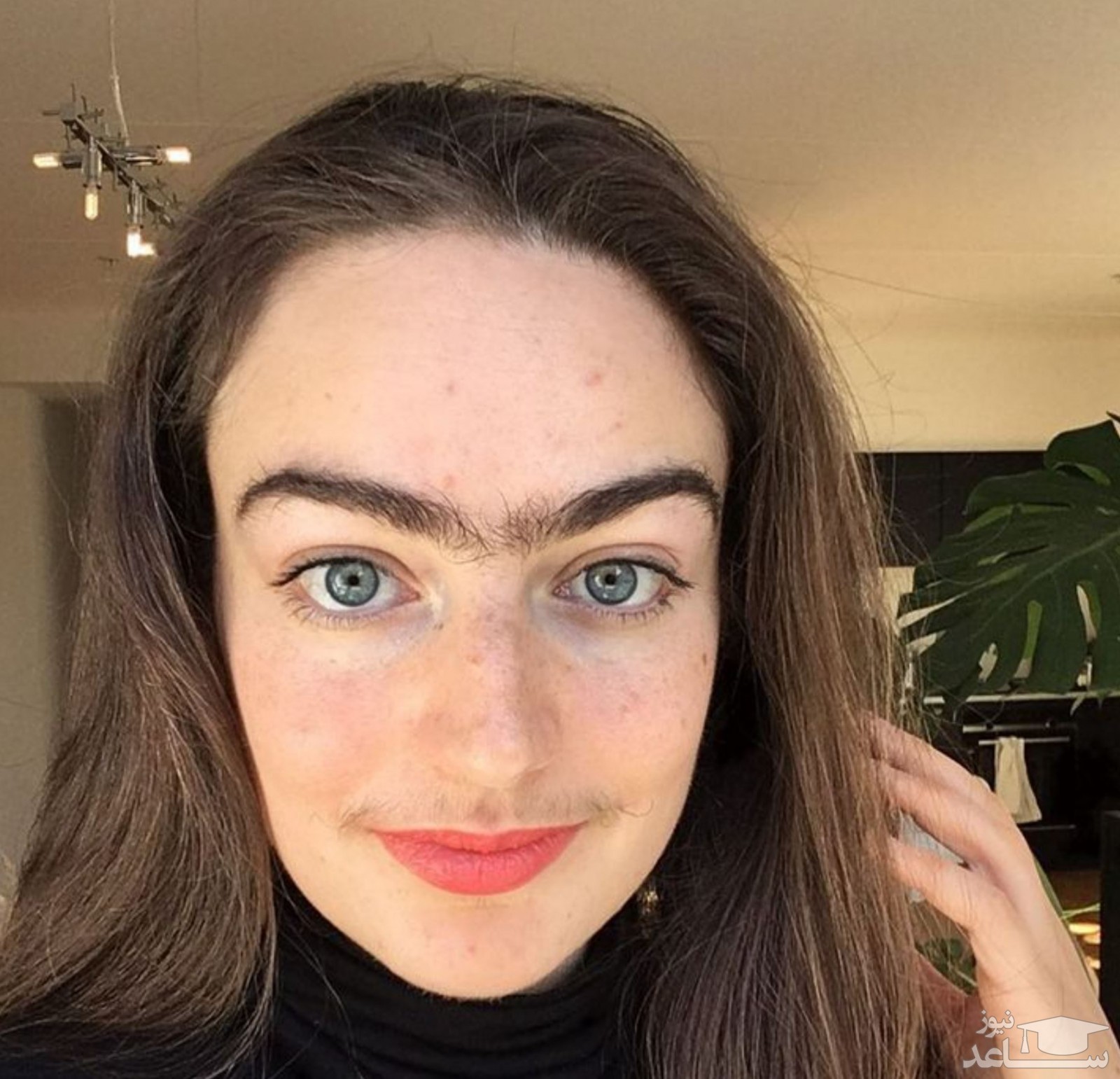 زنی با موی صورت بلند