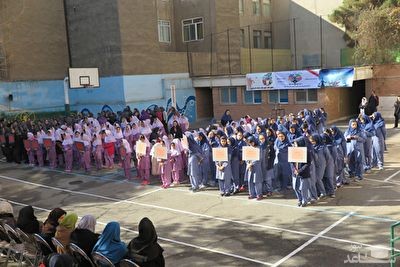 (فیلم) چرا دخترها وقتی وارد مدرسه می‌شوند باید مقنعه را جلو بکشند؟