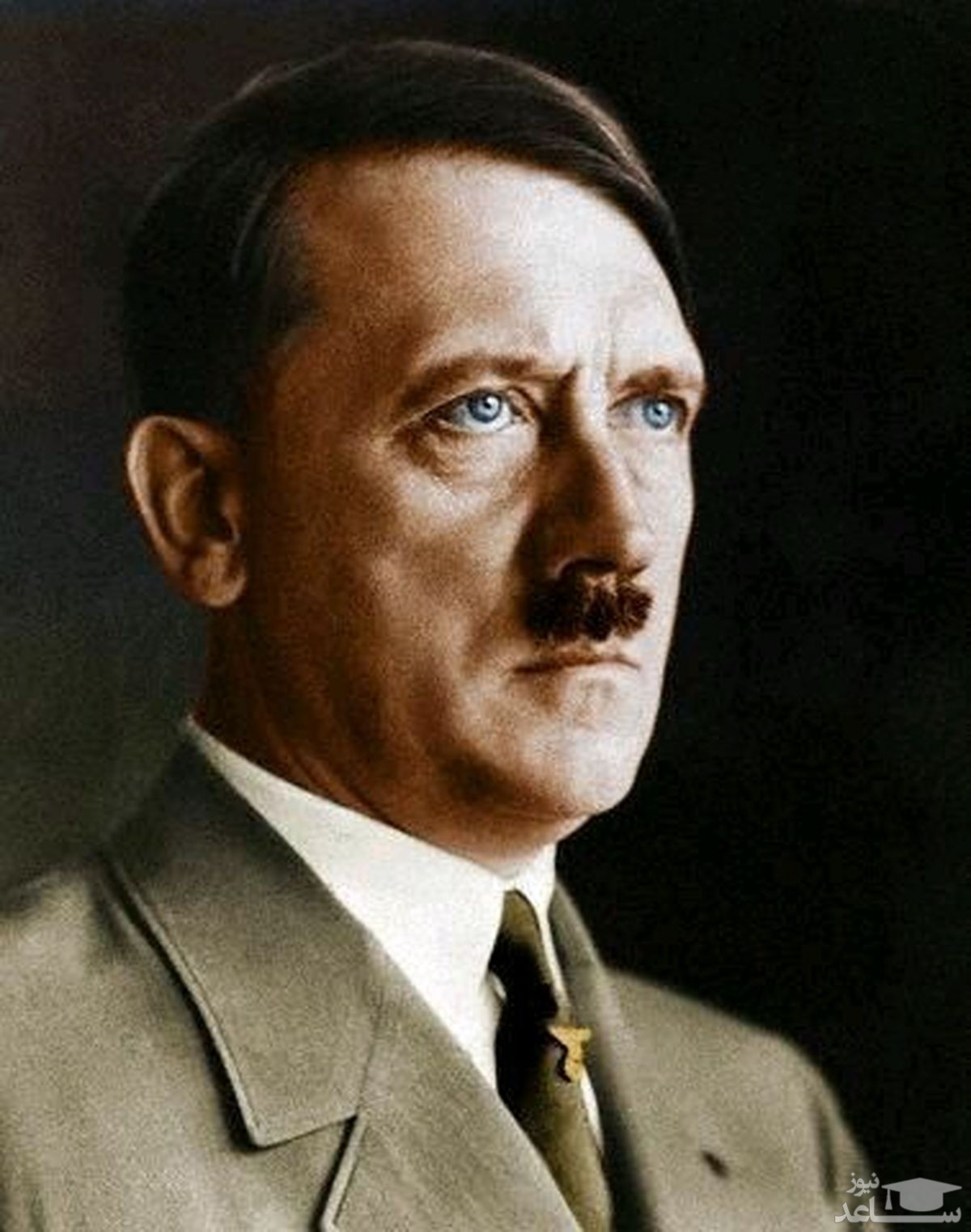 عکس دیده نشده هیتلر بر سر مزار پدر و مادرش!