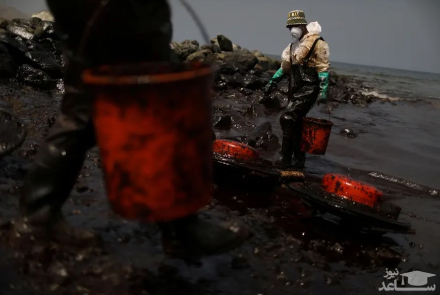 ادامه عملیات پاکسازی آلودگی نفتی سواحل پرو/ رویترز