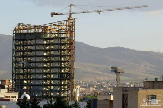 (فیلم) سقوط ترسناک اشیا از ساختمانی نیمه‌کاره در تهران روی سر مردم