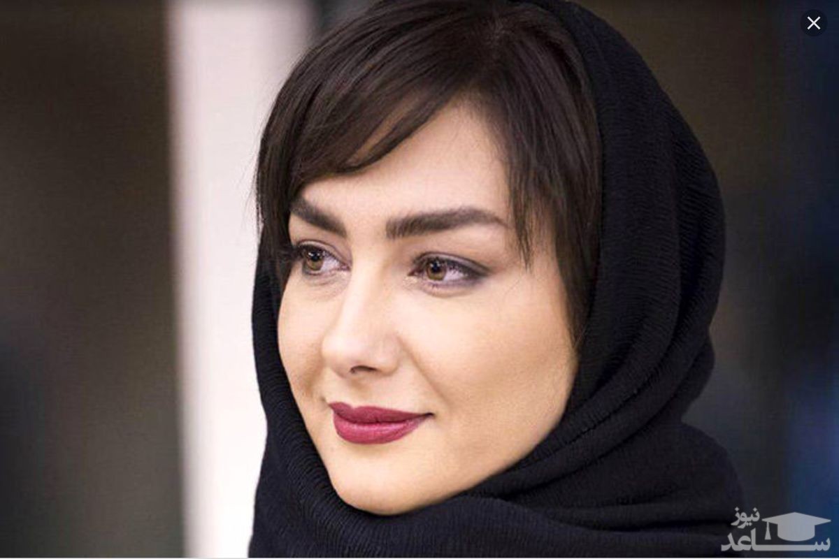 ژست شیک هانیه توسلی با کلاه سفید و آبی اش