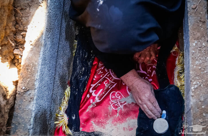 مادر شهید طارمی فرزندش را داخل قبر گذاشت