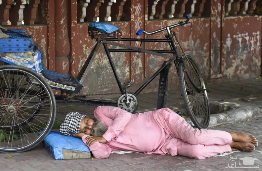 خواب ظهرگاهی یک راننده "ریکشا" (سه چرخه های مسافرکش) در شهر آمریتسار هند/ خبرگزاری فرانسه
