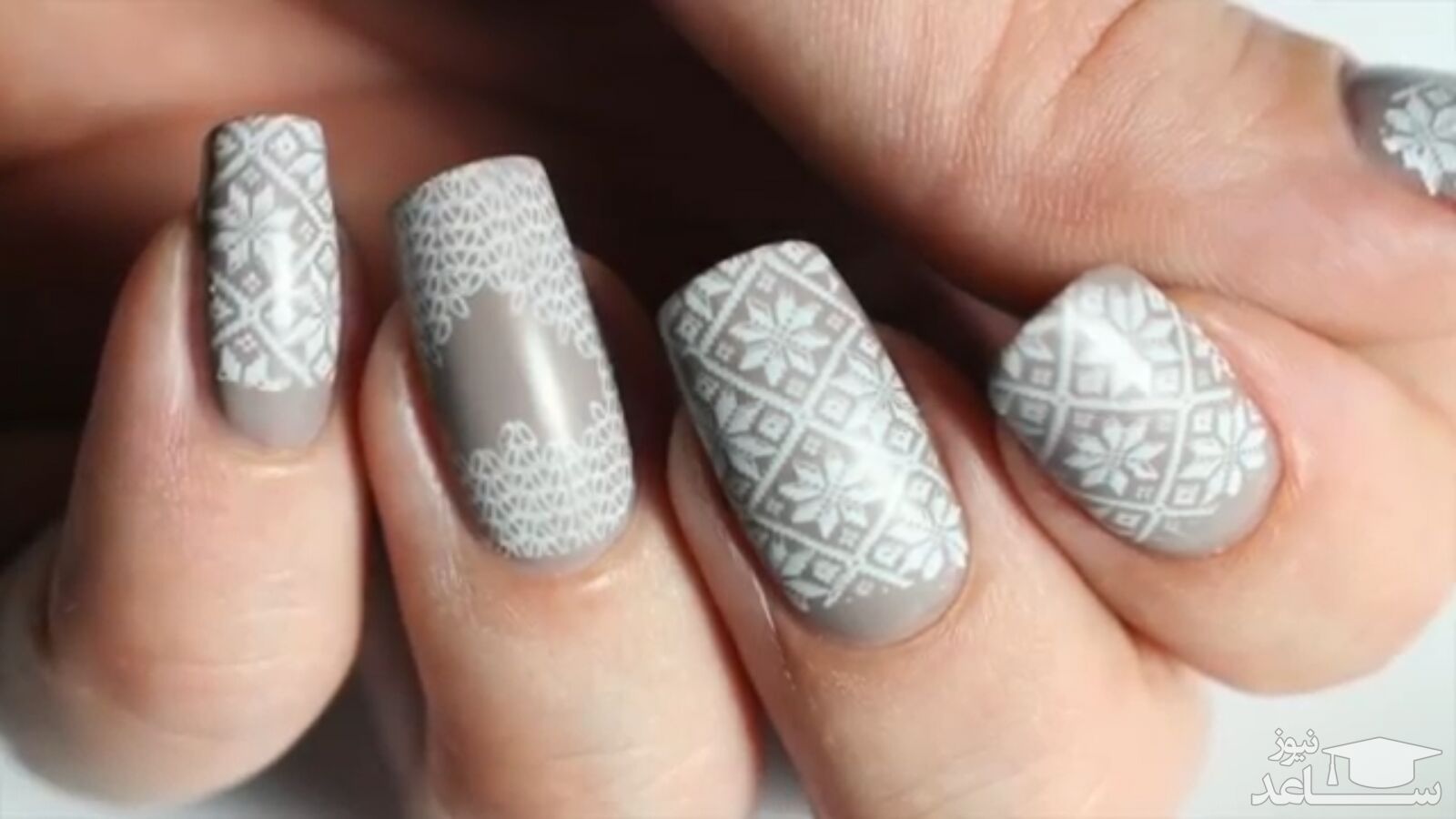 دیزاین استامپی ناخن با تزئین توری های طرح دار