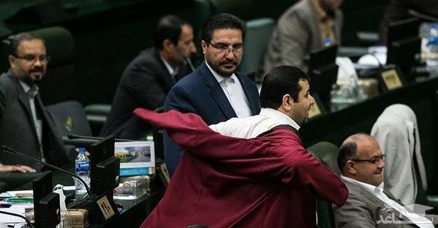 (عکس) تغییر پوشش نماینده مجلس وسط جلسه علنی