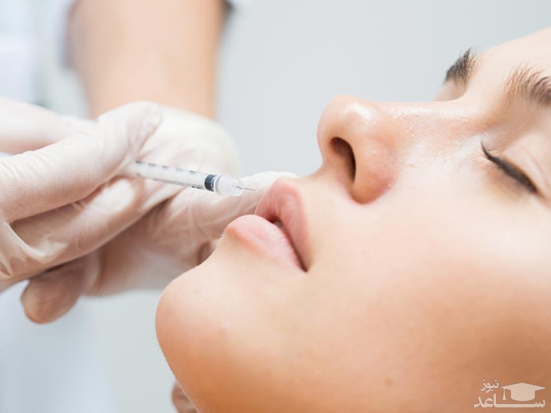 خانمی در حال تزریق به صورت