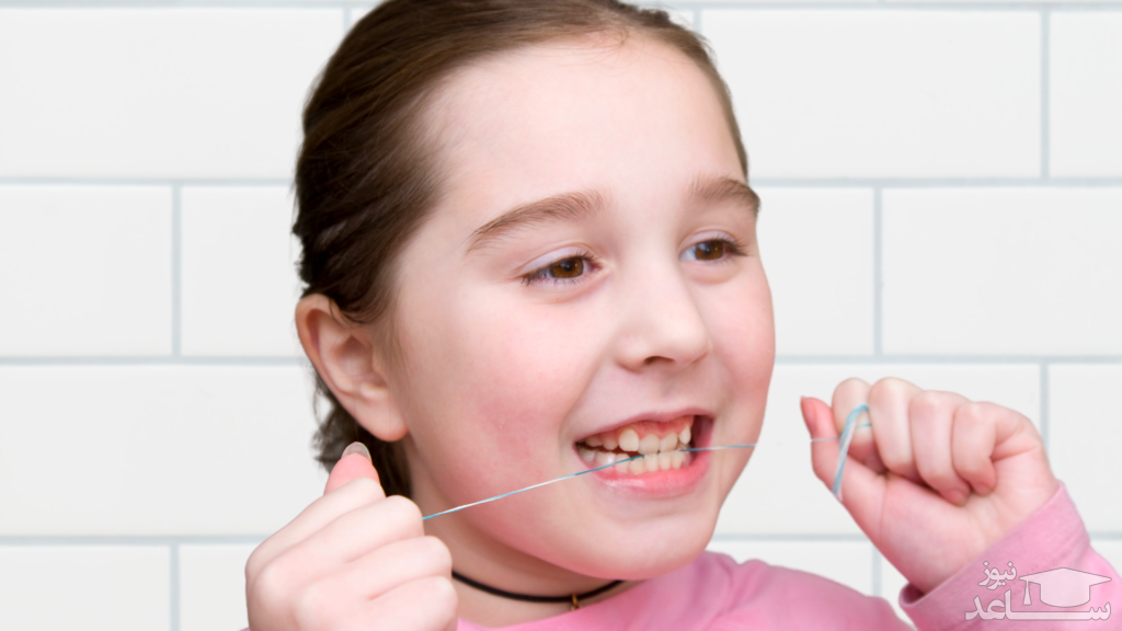 آموزش نحوه صحیح نخ دندان کشیدن به کودکان