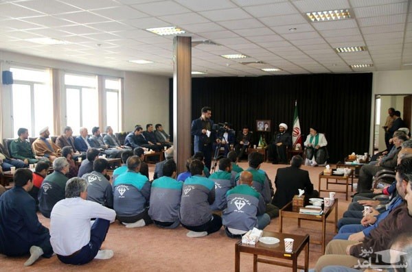 نشاندن کارگران روی زمین در یک دیدار رسمی