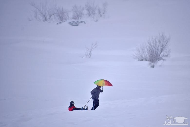 بارش برف سنگین در یک پیست اسکی در کشمیر/ رویترز