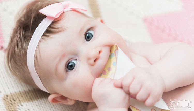 دلیل گاز زدن و به دهان بردن اشیا در نوزادان
