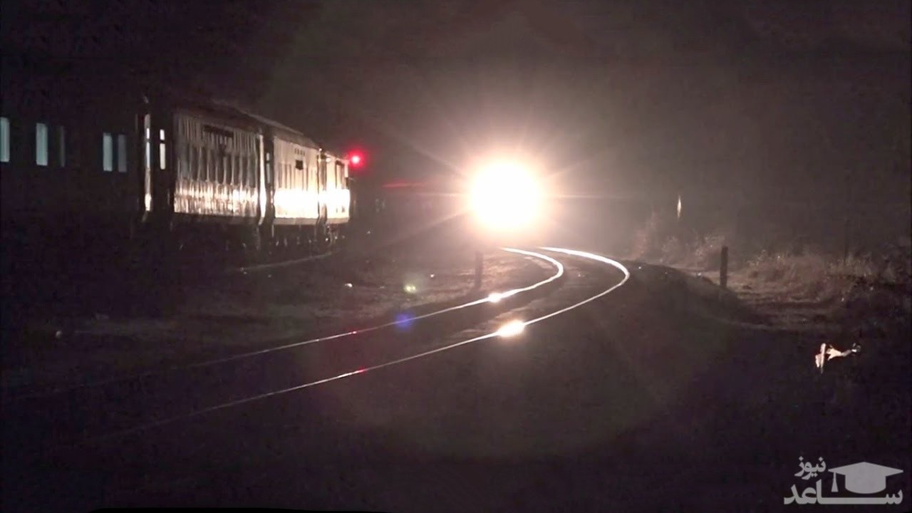 (فیلم) لحظه برخورد قطار با اتومبیلی که روی ریل گیر کرده بود