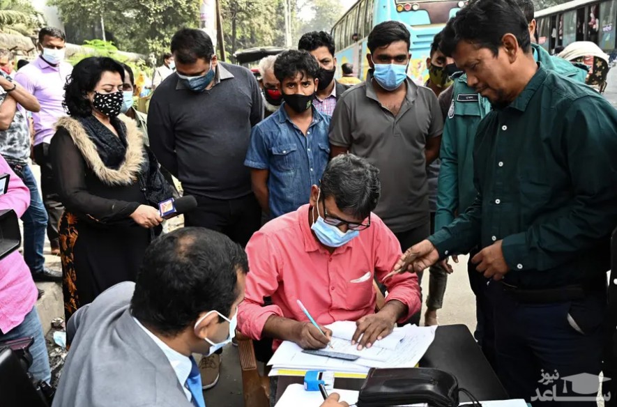 یک قاضی سیار در شهر داکا بنگلادش در حال جریمه شهروندانی که ماسک نزده اند./ خبرگزاری فرانسه