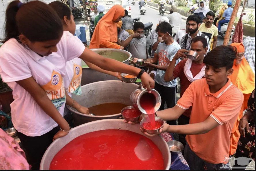 داوطلبان در شهر آمریتسار هند نوشیدنی های خنک را بین مردم توزیع می کنند./ خبرگزاری فرانسه