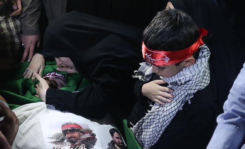 مداحی جانسوز فرزند خردسال شهید اغتشاشات تهران بر پیکر پدر+ فیلم