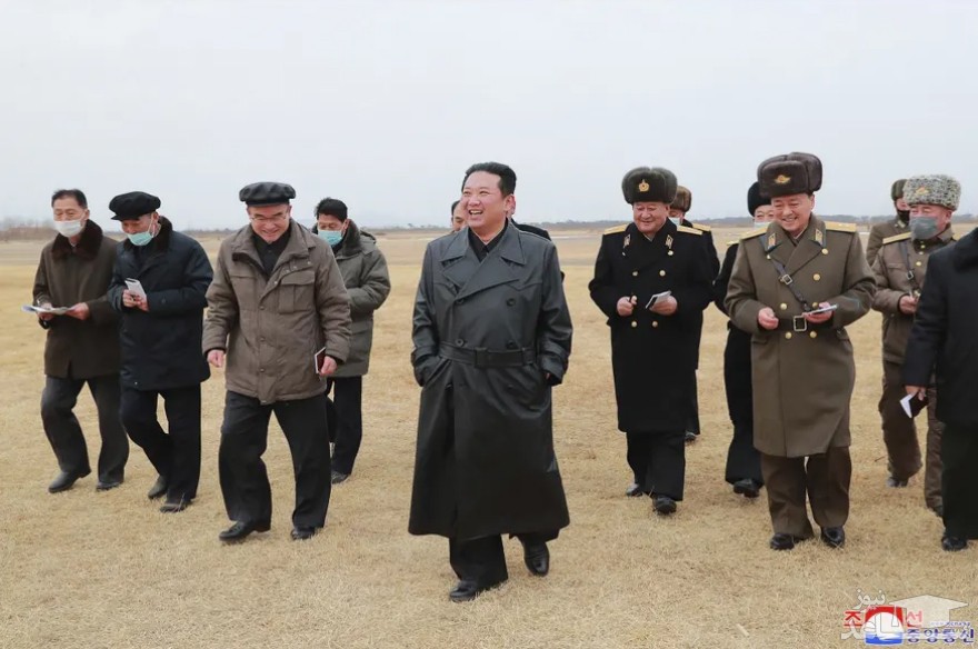 رهبر کره شمالی در بازدید از یک پروژه بزرگ کشت گلخانه ای در "ریونفو" کره شمالی/ خبرگزاری رسمی کره شمالی